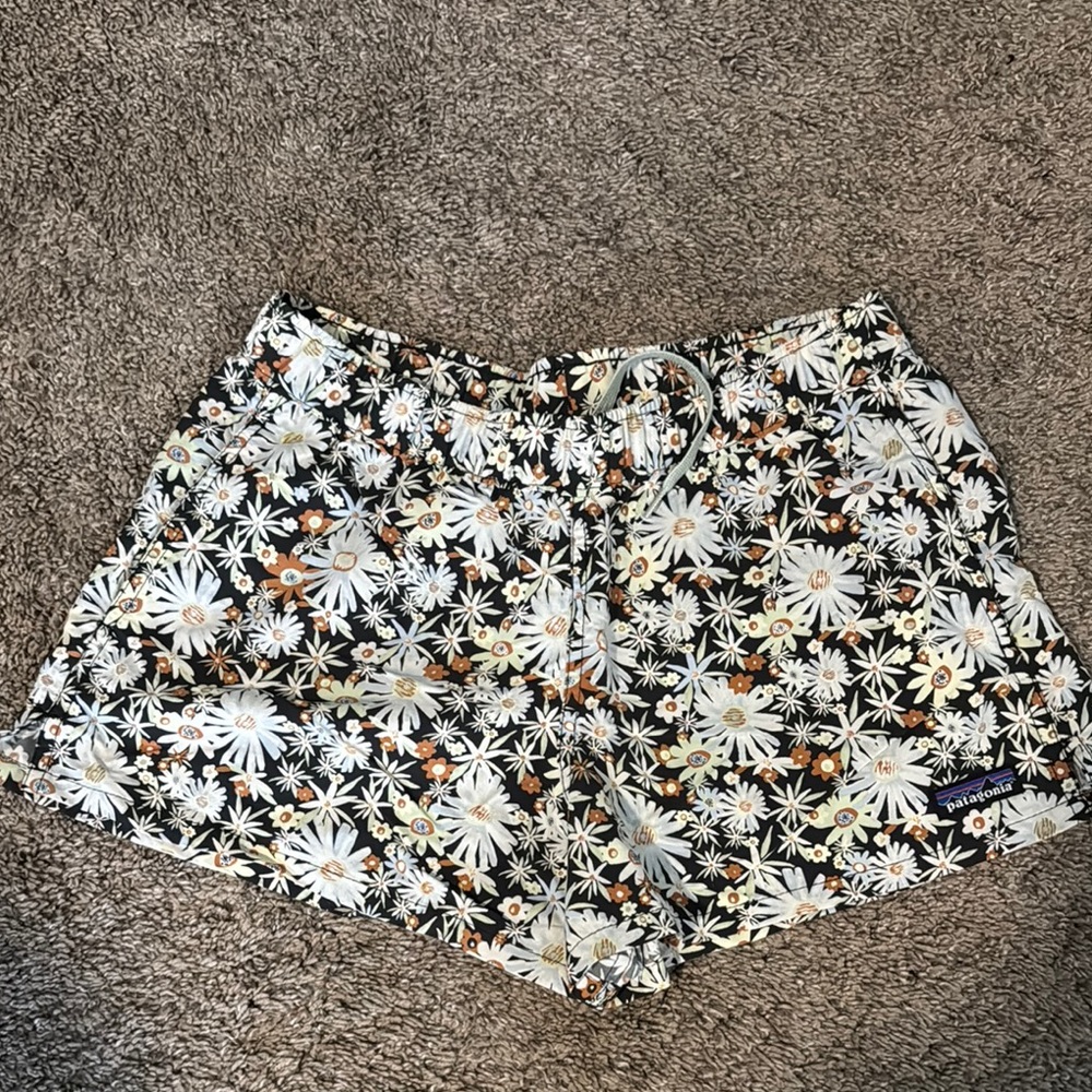 Patagonia Women's Floral Barely Baggies Shorts - 2½" Excellent Condition